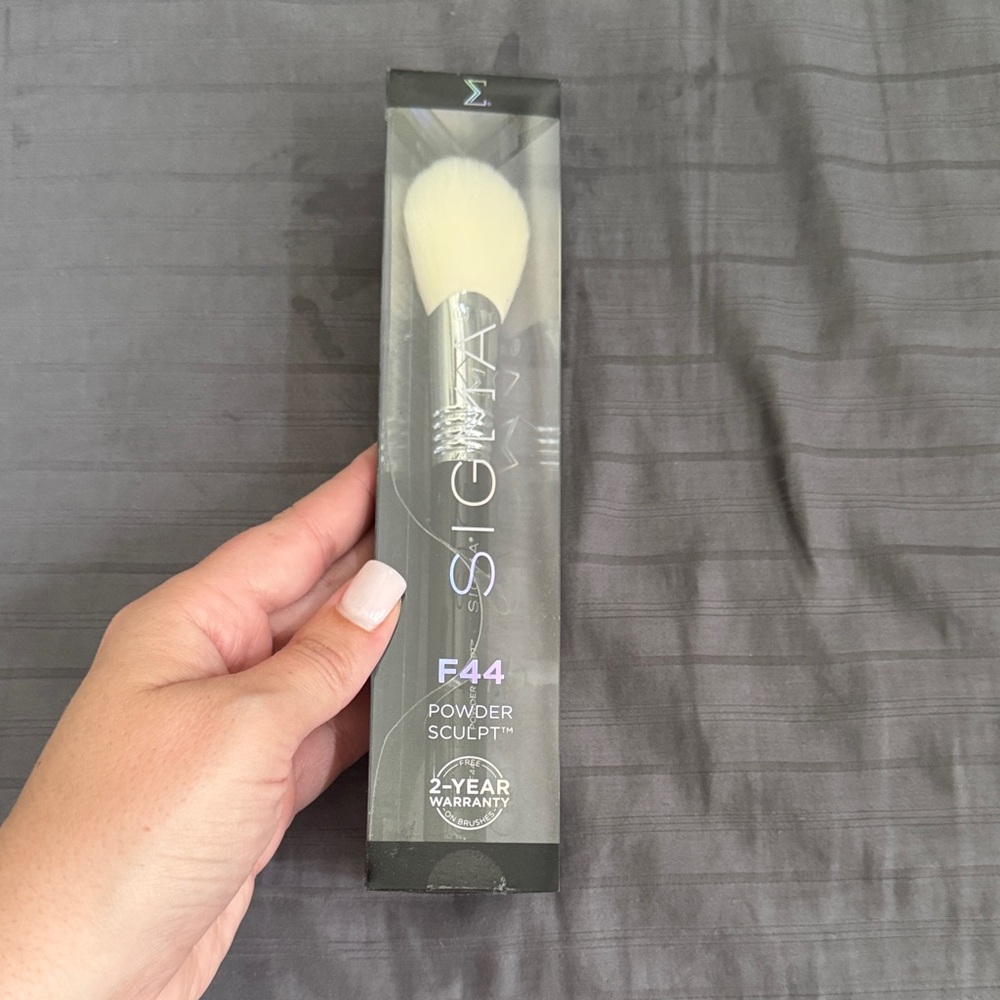 Sigma Beauty F44 Powder Sculpt Brush - White